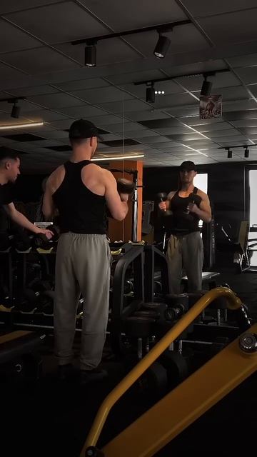 У нас чёрный гантель😇😎￼#motivation #gym #yutubeshorts смотреть онлайн