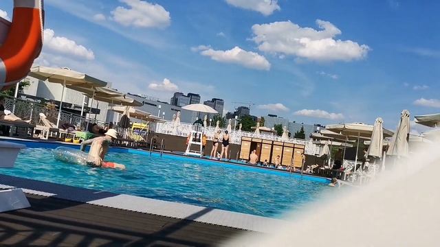 На море можно не ездить!) В парках Москвы поставили бас смотреть онлайн