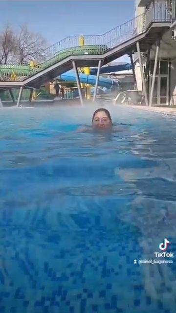 Бассейн под открытым небом, купаемся зимой смотреть онлайн