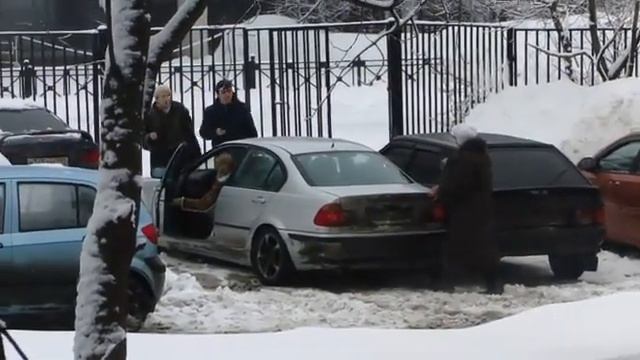 Женщине помогают выехать смотреть онлайн