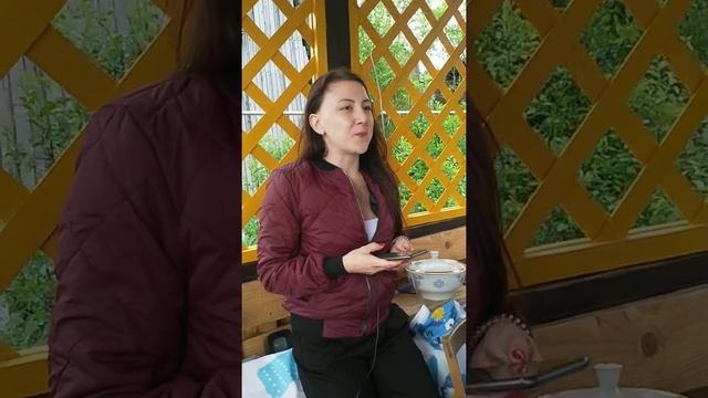 Красивая девчонка поёт песню маме