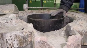 Набиваем тигель кислой индукционной печи.