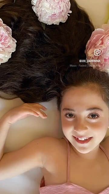 Вот такая красота 😻 вы любите пионы . #цветы #вика #под? смотреть онлайн