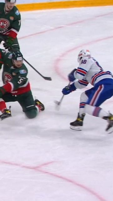 Это ФАНТАСТИЧЕСКАЯ шайба Андрея Кузьменко в #КХЛ 🔥🚨