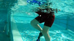 учимся плавать в ластах