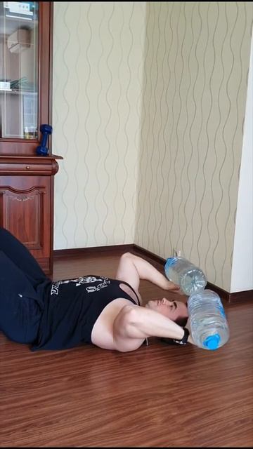 Французский жим с бутылками лежа на полу смотреть онлайн