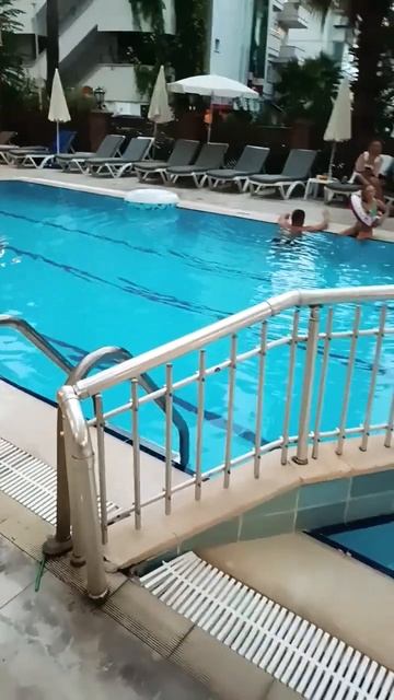 как бассейн возле отеля смотреть онлайн