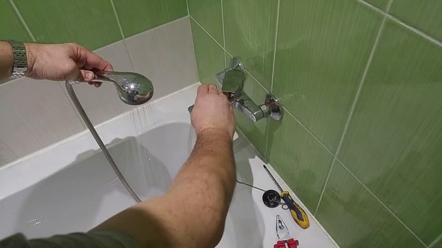 Разбор и ремонт смесителя в ванной. Замена картриджа и установка смесителя в ванной комнате смотреть онлайн