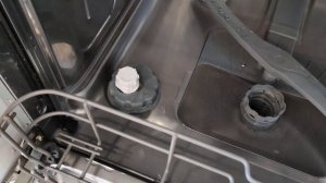 протекает крышка солевого бака посудомоечной машины s
