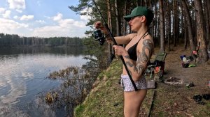 НА ЛЕСНОМ ОЗЕРЕ с ночёвкой. Рассольник ЗА 5 МИНУТ на костре. РЫБАЛКА ВЕСНОЙ 2025 на фидер. #495