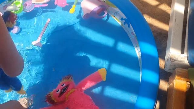 Хагги Вагги и Кисси Мисси купаются в бассейне huggy waggy in смотреть онлайн