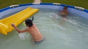Трюки в бассейне ( выполнено профессионалами- не повторять! )