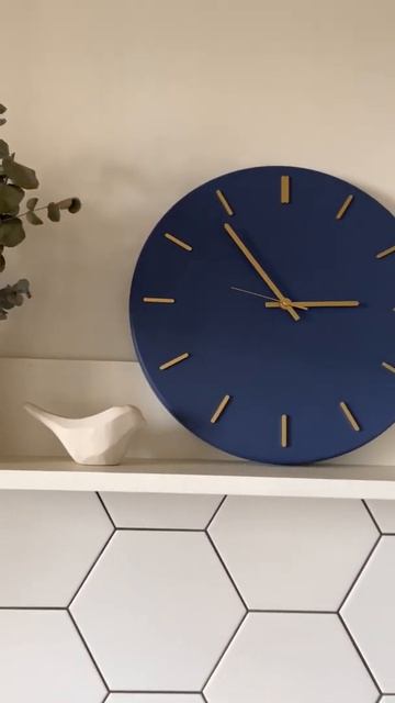 Бесшумные часы Черника с золотистыми делениями 40см смотреть онлайн