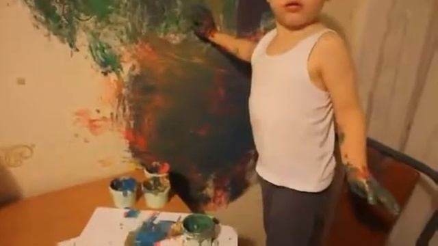 Ребенок рисует на стене машину смотреть онлайн