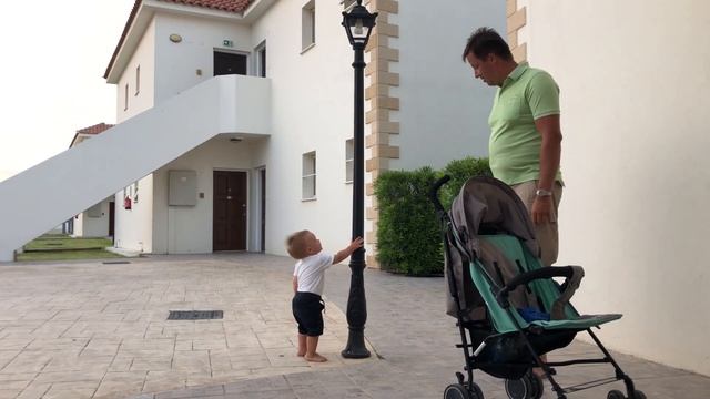 Саша проверяет светильник в отеле 2018 07 26 19 35 51 смотреть онлайн