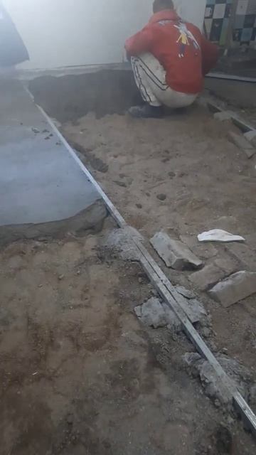 Заливаем бетонный пол в квартире. 55мкв по маякам смотреть онлайн
