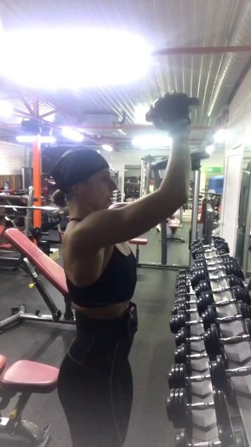 Подъем гантели вверх (передняя дельта) смотреть онлайн