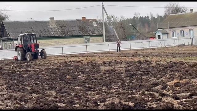 Фрезеруем огород для тестя. МТЗ-80 и фреза kubota смотреть онлайн