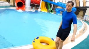 Школа героев Акватим в аквапарке - Битва на бластерах! Щенячий Патруль в видео про игры в бассейне