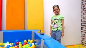 Видео про игрушки - Расчищаем пляж от мусора! Детское видео про Щенячий Патруль