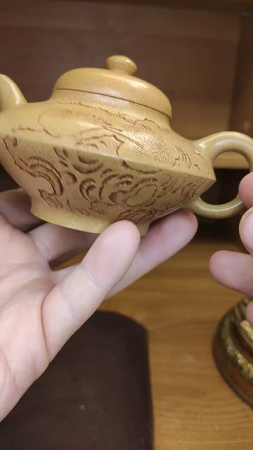 Шикарный исинец необычной формы  с красивой гравировк