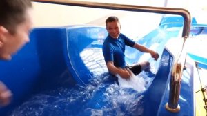 Школа героев Акватим в аквапарке - Бамблби и смешные видео для детей.