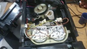 Кофемашина  Polaris PACM2060 не останавливается кофемолка.