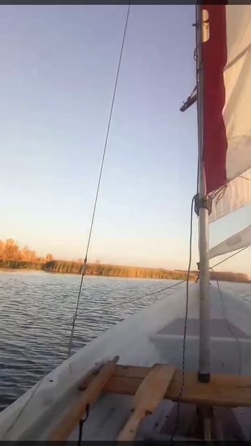 Мини зарисовка с парусной лодки. Почти закат на воде. Парус на фоне заката с тенью на камыше, супер! смотреть онлайн