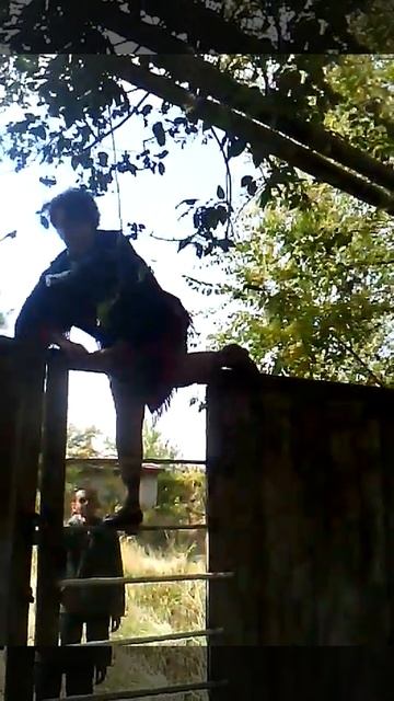 Бабуля 70 лет перелазеит через забор. смотреть онлайн