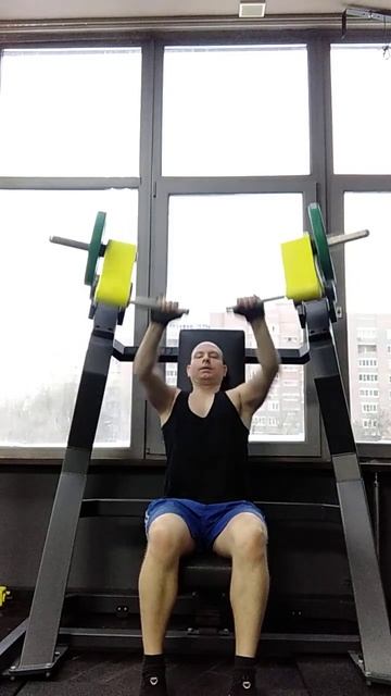 Жим на плечи в тренажере. Фитнес. Упражнение на плечи. ? смотреть онлайн