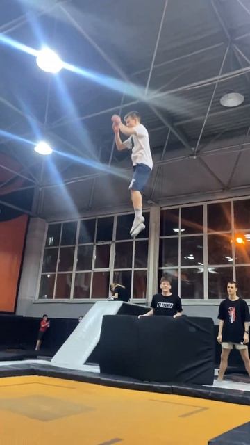 Три твиста #shorts #sports #сальто #мем #паркур #батут #спорт #п смотреть онлайн