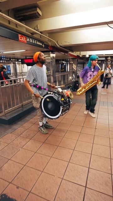 Небольшой дуэтный джем, чтобы правильно начать выходные! смотреть онлайн
