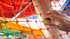 Эльза заморозила Аквапарк - Акватим - Смешные видео для детей