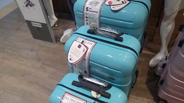 Чемоданы US POLO в ТЦ Аланиум, цены и ассортимент.Аланья, Турция, июль 2019г. смотреть онлайн
