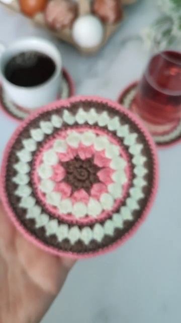Круглые, вязаные крючком, маленькие плотные салфетки "Розовая мандала", подставка под кружку смотреть онлайн