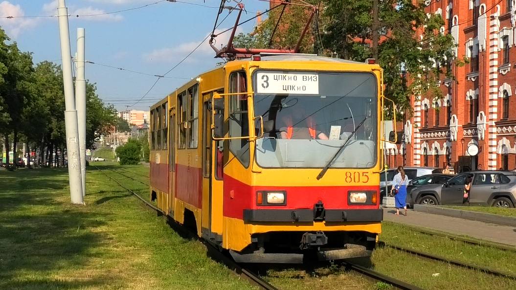 Трамвай Екатеринбурга УТМ 71-402 борт. №805 маршрут 3 следует по улице Челюскинцев