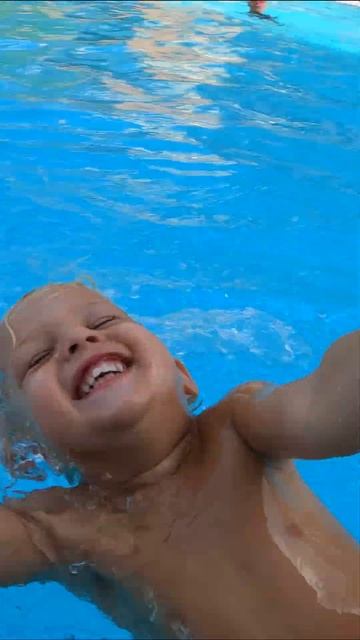 Дэвид весело проводит день в бассейне. Забавное детск? смотреть онлайн