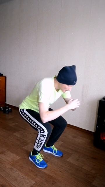 Приседания +мах ногои+жим гантелей. 💪💪💪. смотреть онлайн