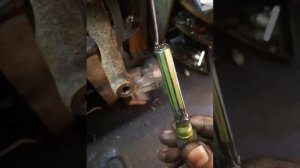 Зачем эта резинка на направляющей суппорта! ?