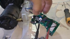 Мясорубка Bosch не включается - причина в графитовой пыл?