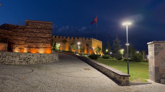 Эрзурум - один из самых холодных городов в Турции, даже июльским вечером тут прохладно смотреть онлайн