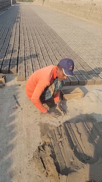 Ручной процесс изготовления глиняного кирпича.#shorts #br смотреть онлайн