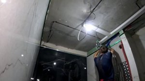 Натяжной потолок в ванную комнату,с парящим и теневым