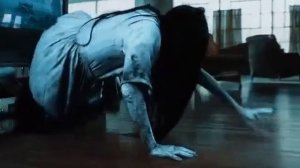 Вылезает из телевизора  Страшный момент  Отрывок из фильма Звонок The Ring 2002 online video cutter