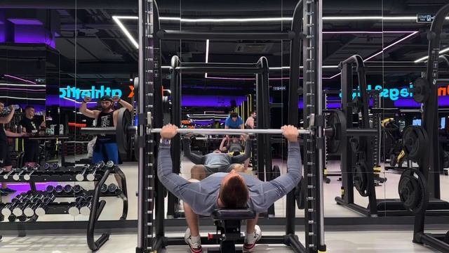 Жим штанги на грудь в тренажере Смита смотреть онлайн