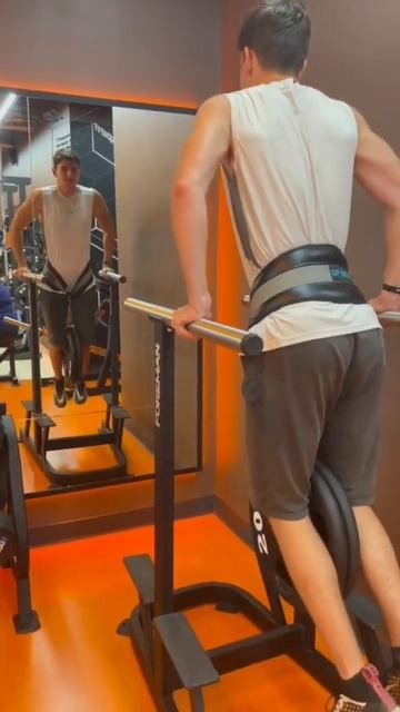 Впервые делал брусья с доп весом, дальше - больше #gym #dips смотреть онлайн