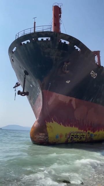 А в Кабардинке есть севший на мель сухогруз 😳 #travel #storm смотреть онлайн