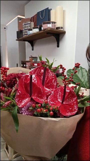 Букет з різдвяним настроєм. #флористика #kvetiny #praha #цвет? смотреть онлайн