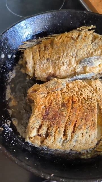 Готовим свежего карася в панировке из манки! #рыбалка #