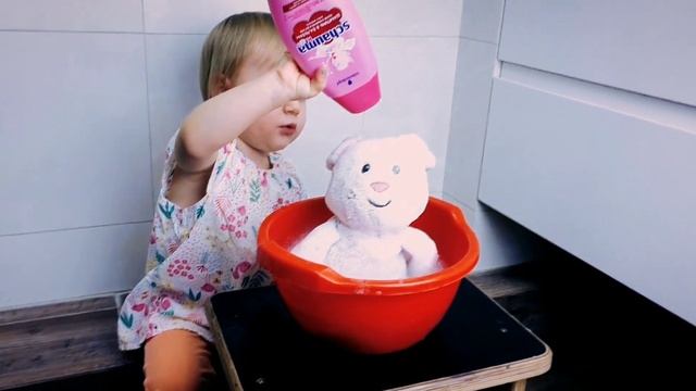 Маню купает Зайчика смотреть онлайн